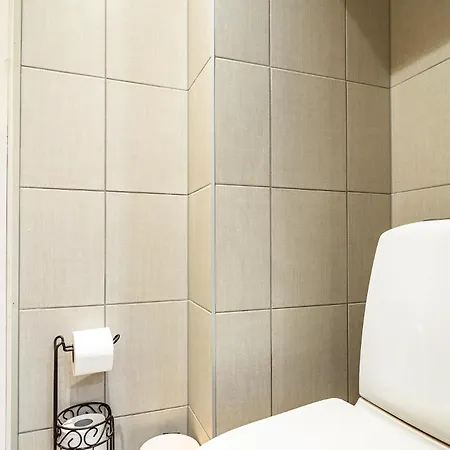 Center 2 Bed Flat With Free Parking Apartment