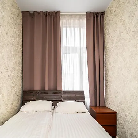 Center 2 Bed Flat With Free Parking *