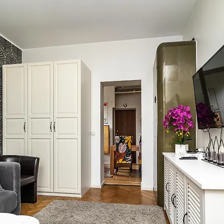 Center 2 Bed Flat With Free Parking Korter *